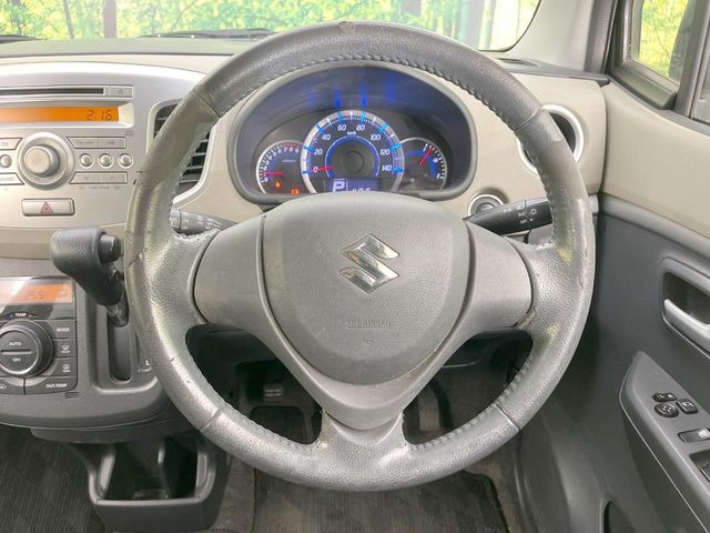 �C���e���A�ɍ��킹���f�U�C���̃X�e�A�����O�́A�^�]�������̂��Ƃ��l���A�^�]���₷���`��A�傫���ł��B�����x�A���ۂɐG���Ă��m���߂��������B