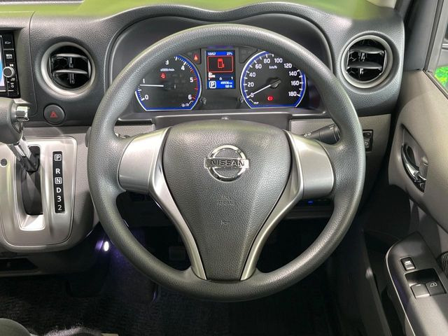 �C���e���A�ɍ��킹���f�U�C���̃X�e�A�����O�́A�^�]�������̂��Ƃ��l���A�^�]���₷���`��A�傫���ł��B�����x�A���ۂɐG���Ă��m���߂��������B