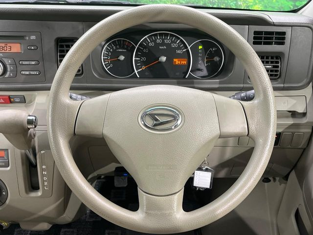 �C���e���A�ɍ��킹���f�U�C���̃X�e�A�����O�́A�^�]�������̂��Ƃ��l���A�^�]���₷���`��A�傫���ł��B�����x�A���ۂɐG���Ă��m���߂��������B