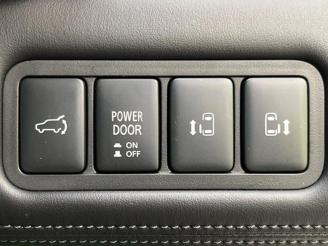 【電動サイドステップ】車高の高いお車でも、これがあれば小さいお子様の乗り降りも楽々♪スライドドアと連動して作動する為、煩わしい操作は不要です!