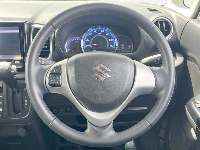 �C���e���A�ɍ��킹���f�U�C���̃X�e�A�����O�́A�^�]�������̂��Ƃ��l���A�^�]���₷���`��A�傫���ł��B�����x�A���ۂɐG���Ă��m���߂��������B