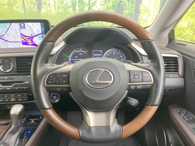 �C���e���A�ɍ��킹���f�U�C���̃X�e�A�����O�́A�^�]�������̂��Ƃ��l���A�^�]���₷���`��A�傫���ł��B�����x�A���ۂɐG���Ă��m���߂��������B
