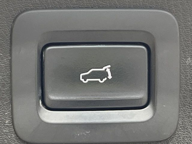 【パワーバックドア】スマートキーや運転席のボタンを押すだけでリアゲートが自動で開閉します!荷物を持っている時や、高い位置にあるバックドアを閉める際に便利な機能です♪