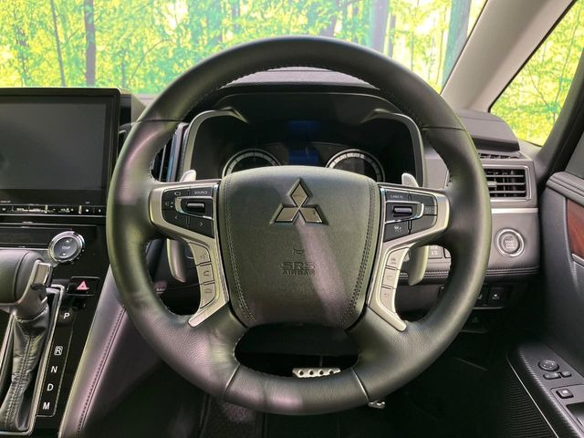 【ステアリングヒーター】冬場に冷たくなりやすい革巻きステアリングを、スイッチ一つで素早く適温に!エアコンよりも早く温まってくれるので、寒い日の運転も快適になりますね♪