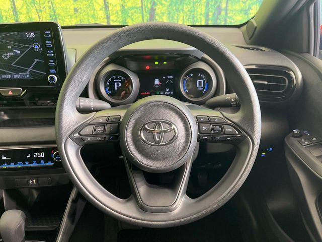 �C���e���A�ɍ��킹���f�U�C���̃X�e�A�����O�́A�^�]�������̂��Ƃ��l���A�^�]���₷���`��A�傫���ł��B�����x�A���ۂɐG���Ă��m���߂��������B