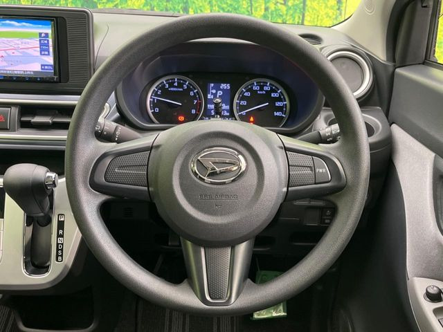 �C���e���A�ɍ��킹���f�U�C���̃X�e�A�����O�́A�^�]�������̂��Ƃ��l���A�^�]���₷���`��A�傫���ł��B�����x�A���ۂɐG���Ă��m���߂��������B