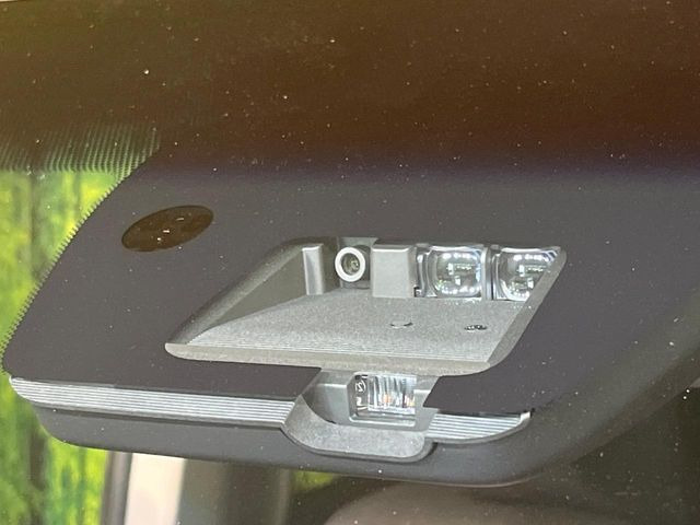 【三菱e-Assist】走行中に前方の車両等を認識し、衝突しそうな時は警報とブレーキで衝突回避と被害軽減をアシスト。より安全にドライブをお楽しみいただけます。