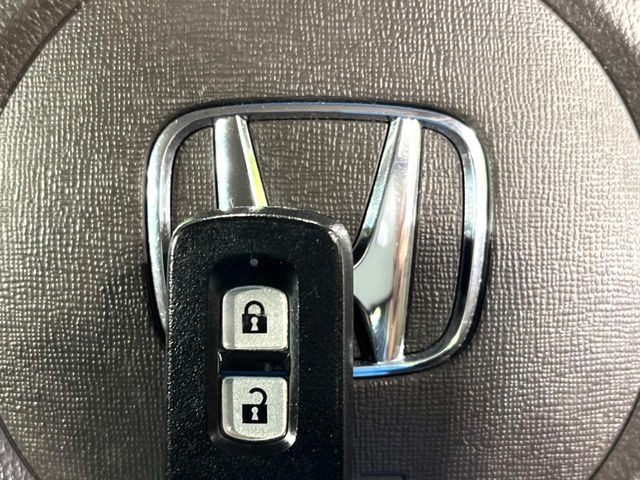 �yHonda�X�}�[�g�L�[�z�J�o����|�P�b�g�ɓ��ꂽ�܂܂ł��h�A�̎{���E�������\�ȃX�}�[�g�L�[�𑕔��B�G���W���̃I���E�I�t�����J�M�����o���K�v����������Ƃ��Ă��֗��ł���