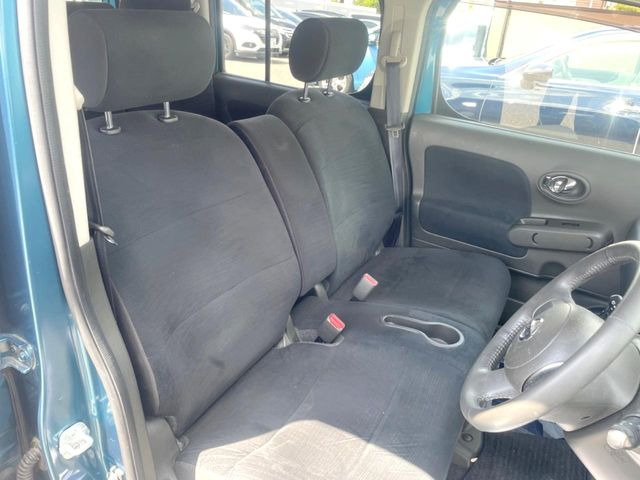 運転席シート廻りは使用感も少なく、良好な状態となっています。前オーナー様が丁寧に使っていたことがよくわかりますね。