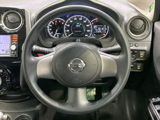 �C���e���A�ɍ��킹���f�U�C���̃X�e�A�����O�́A�^�]�������̂��Ƃ��l���A�^�]���₷���`��A�傫���ł��B�����x�A���ۂɐG���Ă��m���߂��������B