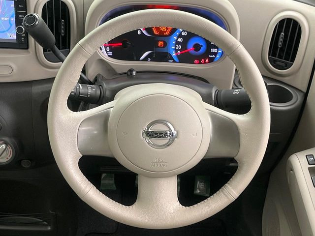 インテリアに合わせたデザインのステアリングは、運転される方のことも考え、運転しやすい形状、大きさです。是非一度、実際に触ってお確かめください。