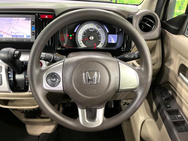 �C���e���A�ɍ��킹���f�U�C���̃X�e�A�����O�́A�^�]�������̂��Ƃ��l���A�^�]���₷���`��A�傫���ł��B�����x�A���ۂɐG���Ă��m���߂��������B