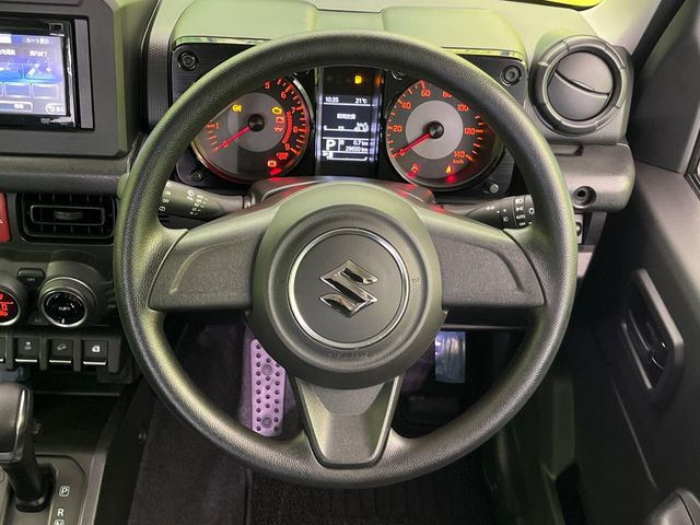 �C���e���A�ɍ��킹���f�U�C���̃X�e�A�����O�́A�^�]�������̂��Ƃ��l���A�^�]���₷���`��A�傫���ł��B�����x�A���ۂɐG���Ă��m���߂��������B