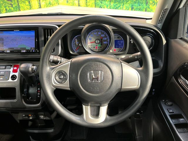 �C���e���A�ɍ��킹���f�U�C���̃X�e�A�����O�́A�^�]�������̂��Ƃ��l���A�^�]���₷���`��A�傫���ł��B�����x�A���ۂɐG���Ă��m���߂��������B