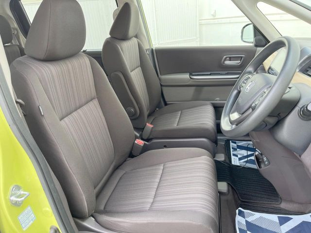 運転席まわりには十分なスペースがあり、大柄な方でもゆったり運転していただける環境です。