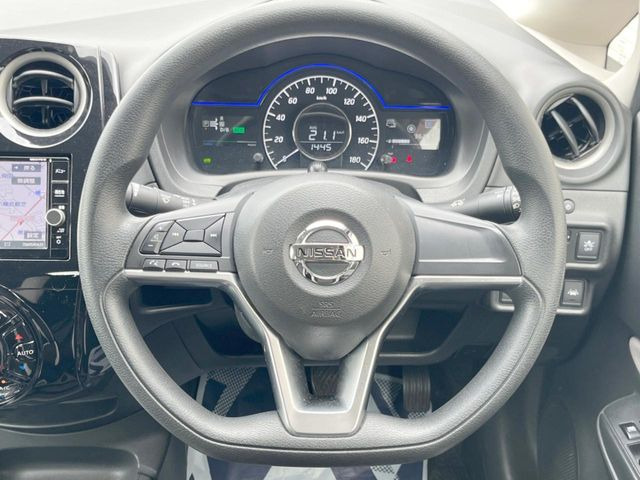 �C���e���A�ɍ��킹���f�U�C���̃X�e�A�����O�́A�^�]�������̂��Ƃ��l���A�^�]���₷���`��A�傫���ł��B�����x�A���ۂɐG���Ă��m���߂��������B