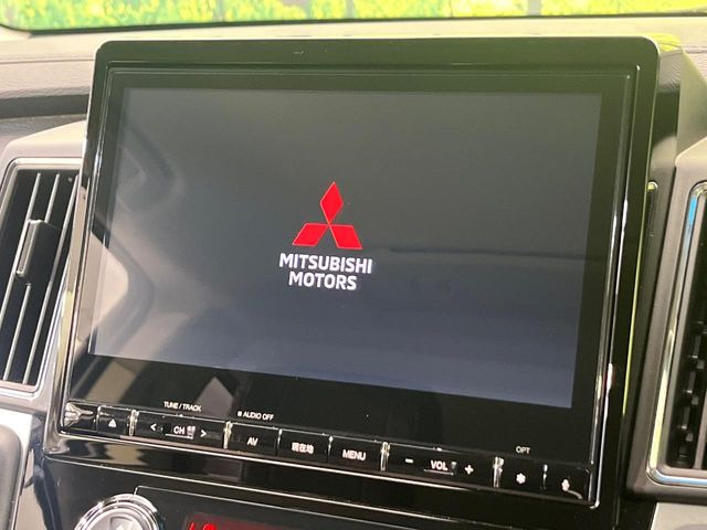 【大画面ナビ】人気の大型10インチナビを装備。存在感のある大画面はインパクト大!ナビ利用時のマップ表示は見やすく、テレビやDVDは臨場感がアップ!いつものドライブがグッと楽しくなります♪