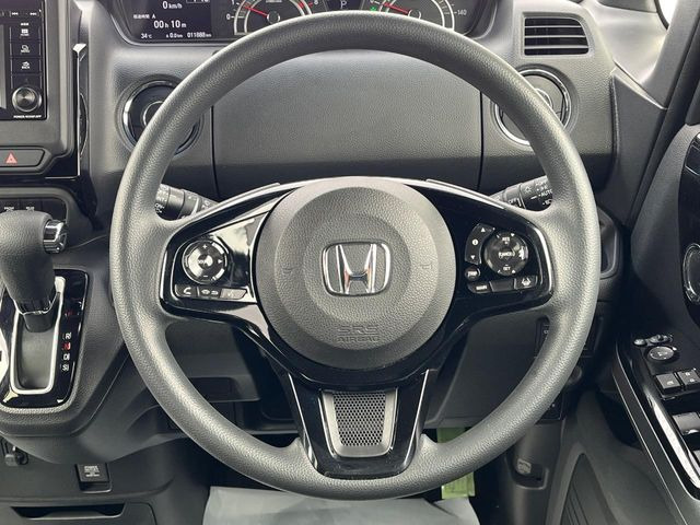 �C���e���A�ɍ��킹���f�U�C���̃X�e�A�����O�́A�^�]�������̂��Ƃ��l���A�^�]���₷���`��A�傫���ł��B�����x�A���ۂɐG���Ă��m���߂��������B