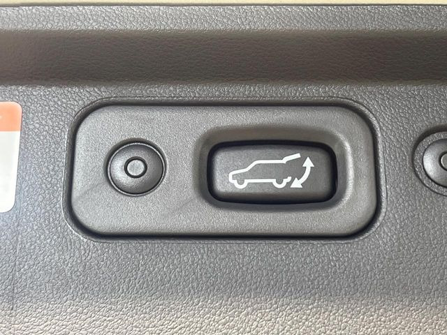 【パワーバックドア】スマートキーや運転席のボタンを押すだけでリアゲートが自動で開閉します!荷物を持っている時や、高い位置にあるバックドアを閉める際に便利な機能です♪