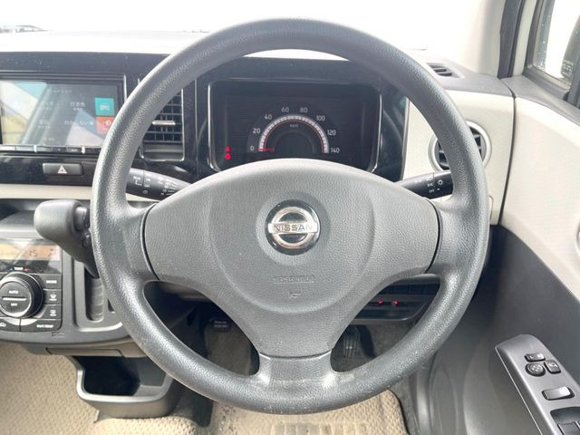 �C���e���A�ɍ��킹���f�U�C���̃X�e�A�����O�́A�^�]�������̂��Ƃ��l���A�^�]���₷���`��A�傫���ł��B�����x�A���ۂɐG���Ă��m���߂��������B
