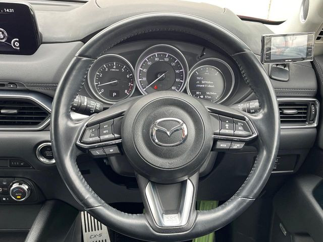 �C���e���A�ɍ��킹���f�U�C���̃X�e�A�����O�́A�^�]�������̂��Ƃ��l���A�^�]���₷���`��A�傫���ł��B�����x�A���ۂɐG���Ă��m���߂��������B