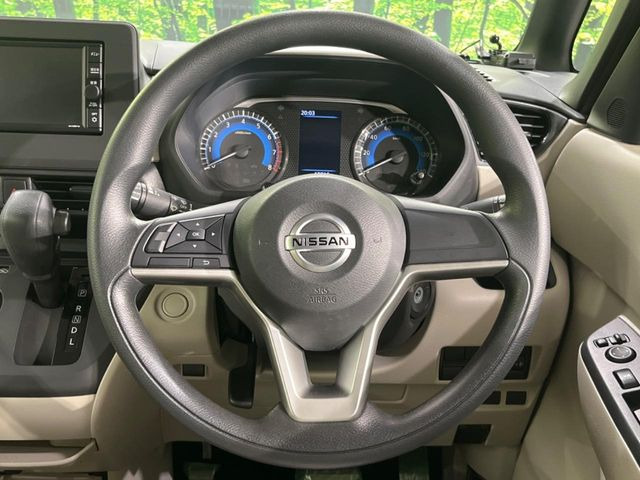 �C���e���A�ɍ��킹���f�U�C���̃X�e�A�����O�́A�^�]�������̂��Ƃ��l���A�^�]���₷���`��A�傫���ł��B�����x�A���ۂɐG���Ă��m���߂��������B