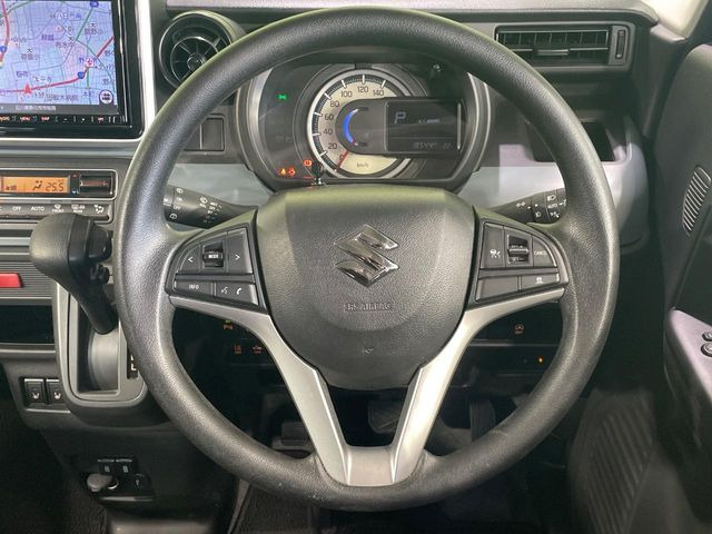 �C���e���A�ɍ��킹���f�U�C���̃X�e�A�����O�́A�^�]�������̂��Ƃ��l���A�^�]���₷���`��A�傫���ł��B�����x�A���ۂɐG���Ă��m���߂��������B