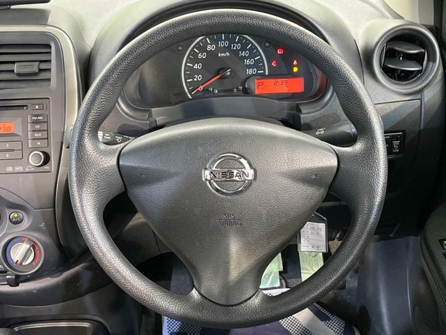 �C���e���A�ɍ��킹���f�U�C���̃X�e�A�����O�́A�^�]�������̂��Ƃ��l���A�^�]���₷���`��A�傫���ł��B�����x�A���ۂɐG���Ă��m���߂��������B