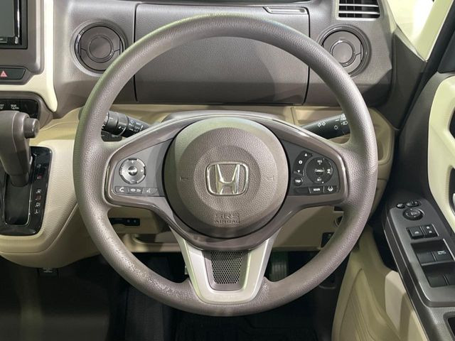 �C���e���A�ɍ��킹���f�U�C���̃X�e�A�����O�́A�^�]�������̂��Ƃ��l���A�^�]���₷���`��A�傫���ł��B�����x�A���ۂɐG���Ă��m���߂��������B