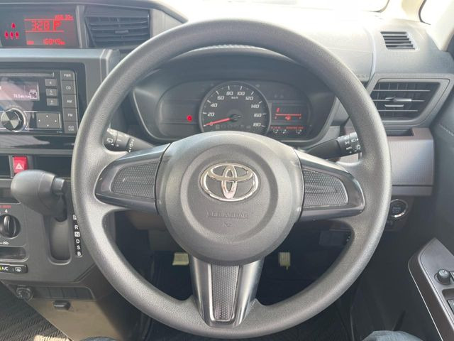 �C���e���A�ɍ��킹���f�U�C���̃X�e�A�����O�́A�^�]�������̂��Ƃ��l���A�^�]���₷���`��A�傫���ł��B�����x�A���ۂɐG���Ă��m���߂��������B