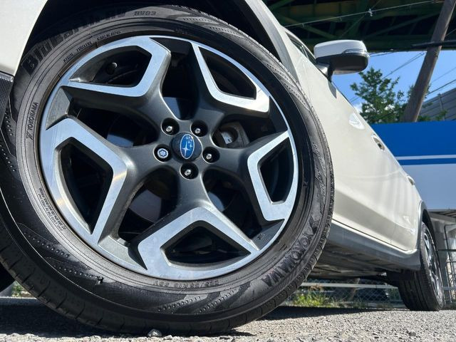 �y����18�C���`�A���~�z�C�[���z�O�ςɃ}�b�`���������A���~�z�C�[���𑕒����Ă���܂��B�e��ЊO�A���~�z�C�[����A�X�^�b�h���X�^�C�����戵�����Ă���܂��B���񂲑��k����������