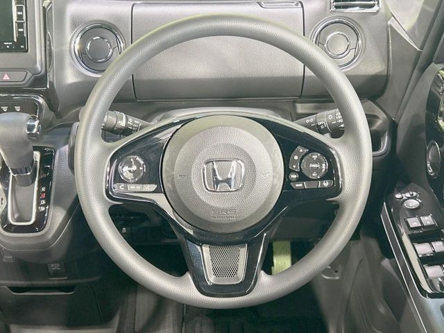 �C���e���A�ɍ��킹���f�U�C���̃X�e�A�����O�́A�^�]�������̂��Ƃ��l���A�^�]���₷���`��A�傫���ł��B�����x�A���ۂɐG���Ă��m���߂��������B