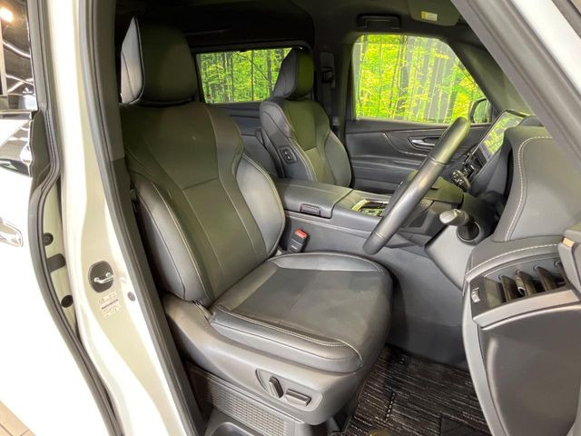 運転席まわりには十分なスペースがあり、大柄な方でもゆったり運転していただける環境です。