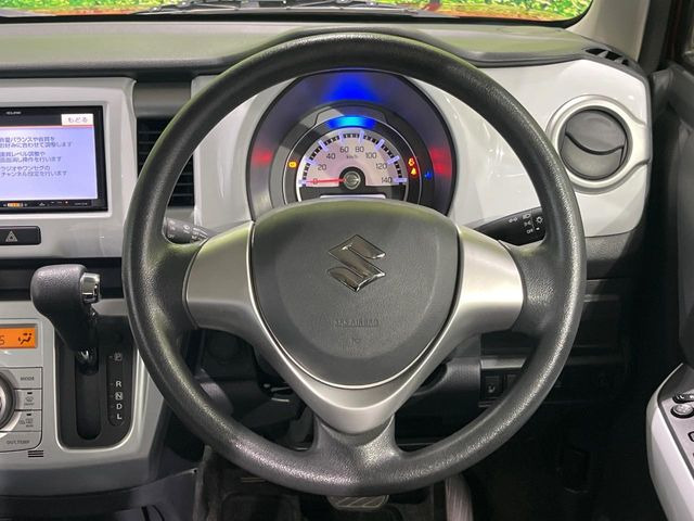 �C���e���A�ɍ��킹���f�U�C���̃X�e�A�����O�́A�^�]�������̂��Ƃ��l���A�^�]���₷���`��A�傫���ł��B�����x�A���ۂɐG���Ă��m���߂��������B