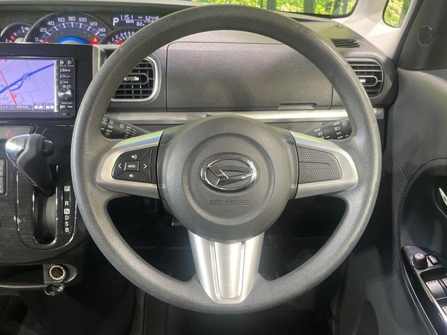 �C���e���A�ɍ��킹���f�U�C���̃X�e�A�����O�́A�^�]�������̂��Ƃ��l���A�^�]���₷���`��A�傫���ł��B�����x�A���ۂɐG���Ă��m���߂��������B