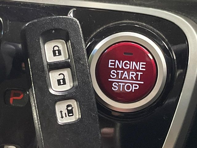 �yHonda�X�}�[�g�L�[�z�J�o����|�P�b�g�ɓ��ꂽ�܂܂ł��h�A�̎{���E�������\�ȃX�}�[�g�L�[�𑕔��B�G���W���̃I���E�I�t�����J�M�����o���K�v����������Ƃ��Ă��֗��ł���