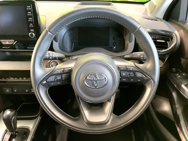 �C���e���A�ɍ��킹���f�U�C���̃X�e�A�����O�́A�^�]�������̂��Ƃ��l���A�^�]���₷���`��A�傫���ł��B�����x�A���ۂɐG���Ă��m���߂��������B