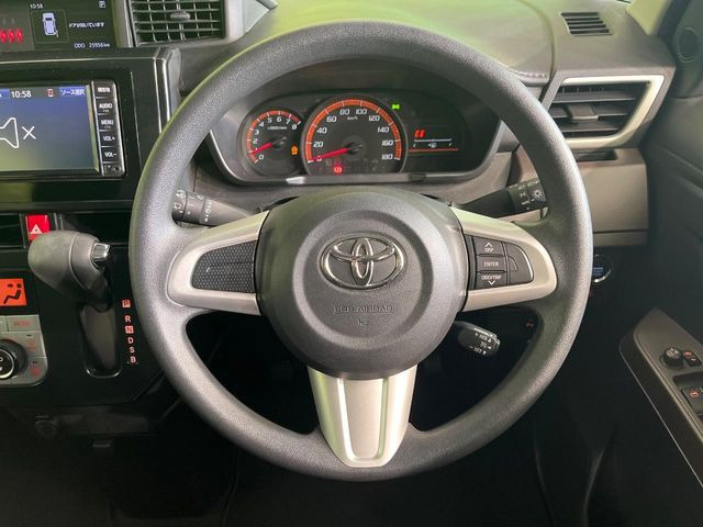 �C���e���A�ɍ��킹���f�U�C���̃X�e�A�����O�́A�^�]�������̂��Ƃ��l���A�^�]���₷���`��A�傫���ł��B�����x�A���ۂɐG���Ă��m���߂��������B