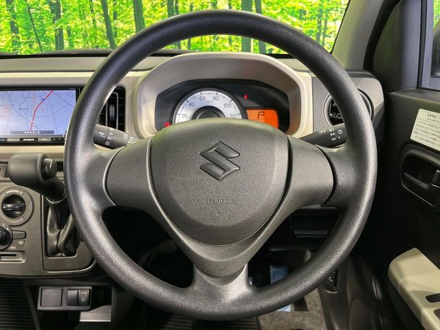 �C���e���A�ɍ��킹���f�U�C���̃X�e�A�����O�́A�^�]�������̂��Ƃ��l���A�^�]���₷���`��A�傫���ł��B�����x�A���ۂɐG���Ă��m���߂��������B