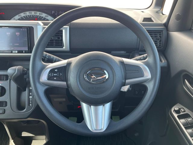 �C���e���A�ɍ��킹���f�U�C���̃X�e�A�����O�́A�^�]�������̂��Ƃ��l���A�^�]���₷���`��A�傫���ł��B�����x�A���ۂɐG���Ă��m���߂��������B