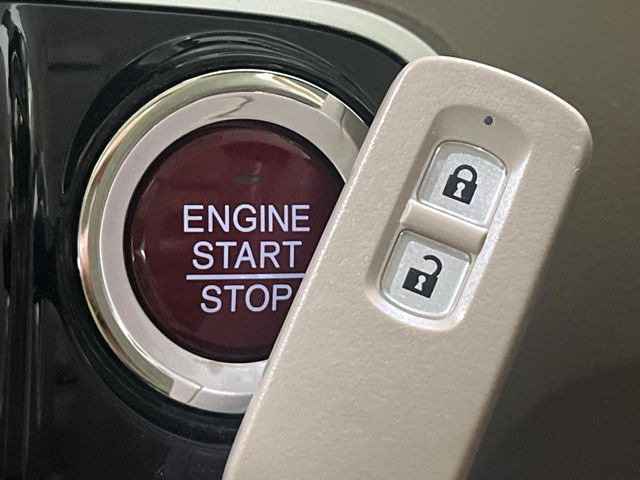 �yHonda�X�}�[�g�L�[�z�J�o����|�P�b�g�ɓ��ꂽ�܂܂ł��h�A�̎{���E�������\�ȃX�}�[�g�L�[�𑕔��B�G���W���̃I���E�I�t�����J�M�����o���K�v����������Ƃ��Ă��֗��ł���