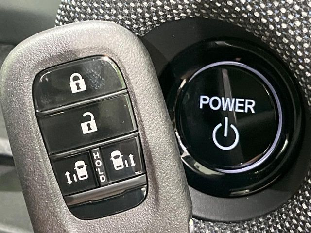 �yHonda�X�}�[�g�L�[�z�J�o����|�P�b�g�ɓ��ꂽ�܂܂ł��h�A�̎{���E�������\�ȃX�}�[�g�L�[�𑕔��B�G���W���̃I���E�I�t�����J�M�����o���K�v����������Ƃ��Ă��֗��ł���