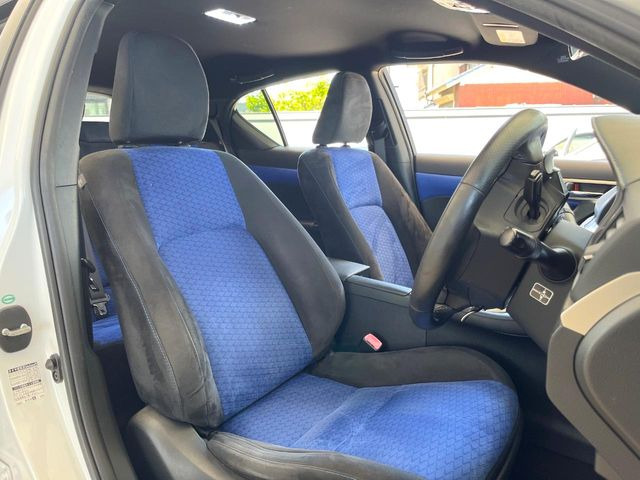 運転席シート廻りは使用感も少なく、良好な状態となっています。丁寧に使われていたことがよくわかりますね。