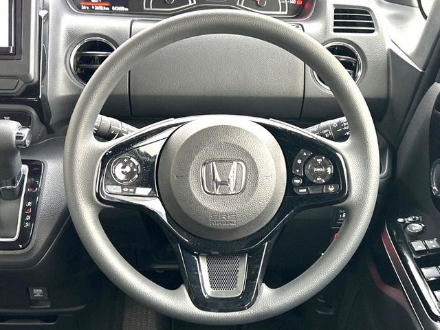 �C���e���A�ɍ��킹���f�U�C���̃X�e�A�����O�́A�^�]�������̂��Ƃ��l���A�^�]���₷���`��A�傫���ł��B�����x�A���ۂɐG���Ă��m���߂��������B