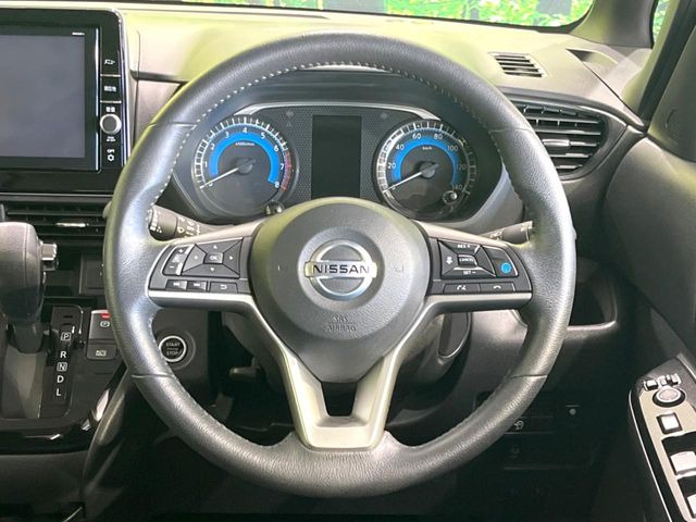 �C���e���A�ɍ��킹���f�U�C���̃X�e�A�����O�́A�^�]�������̂��Ƃ��l���A�^�]���₷���`��A�傫���ł��B�����x�A���ۂɐG���Ă��m���߂��������B