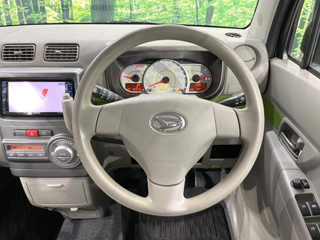 �C���e���A�ɍ��킹���f�U�C���̃X�e�A�����O�́A�^�]�������̂��Ƃ��l���A�^�]���₷���`��A�傫���ł��B�����x�A���ۂɐG���Ă��m���߂��������B