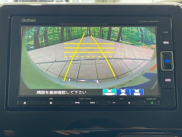 【バックカメラ】駐車時に後方がリアルタイム映像で確認できます。大型商業施設や立体駐車場での駐車時や、夜間のバック時に大活躍!運転スキルに関わらず、今や必須となった装備のひとつです!