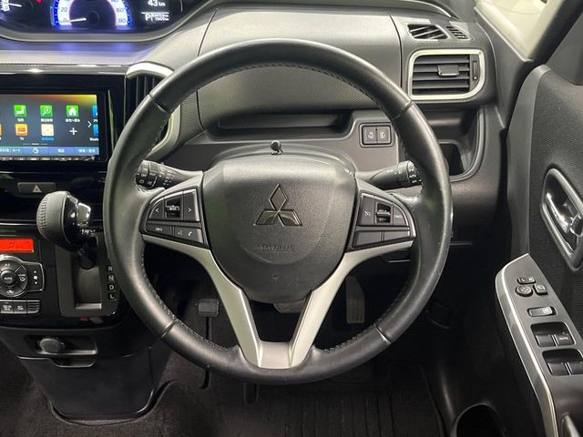 �C���e���A�ɍ��킹���f�U�C���̃X�e�A�����O�́A�^�]�������̂��Ƃ��l���A�^�]���₷���`��A�傫���ł��B�����x�A���ۂɐG���Ă��m���߂��������B