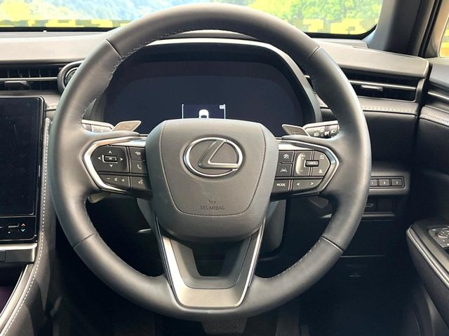 �C���e���A�ɍ��킹���f�U�C���̃X�e�A�����O�́A�^�]�������̂��Ƃ��l���A�^�]���₷���`��A�傫���ł��B�����x�A���ۂɐG���Ă��m���߂��������B