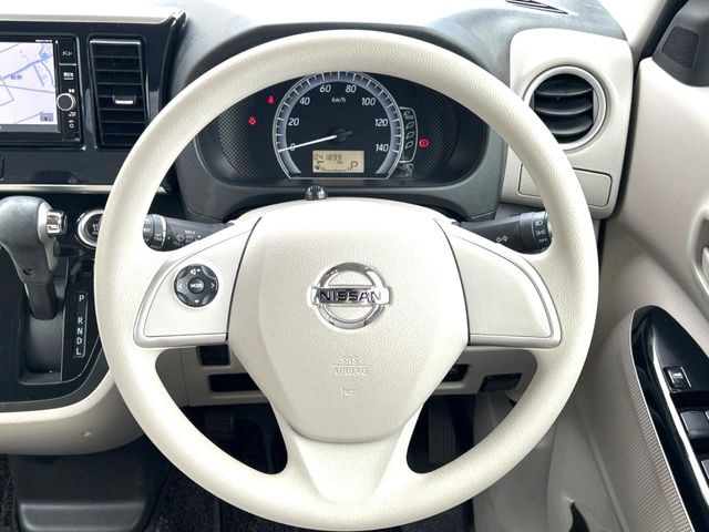 �C���e���A�ɍ��킹���f�U�C���̃X�e�A�����O�́A�^�]�������̂��Ƃ��l���A�^�]���₷���`��A�傫���ł��B�����x�A���ۂɐG���Ă��m���߂��������B